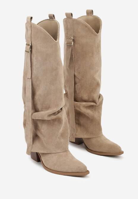 Ciemnobeżowe Kozaki na Stożku Typu Kowbojki Ozdobione Klamrą i Wywiniętą Cholewką Nalirella