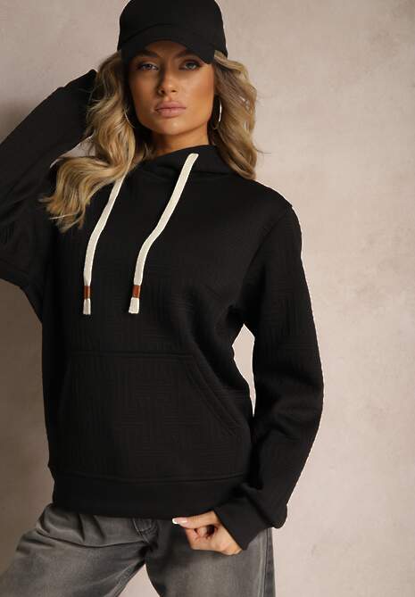 Czarna Bluza z Dodatkiem Bawełny i Kapturem Ozdobiona Kangurową Kieszenią i Ściągaczami Qadela