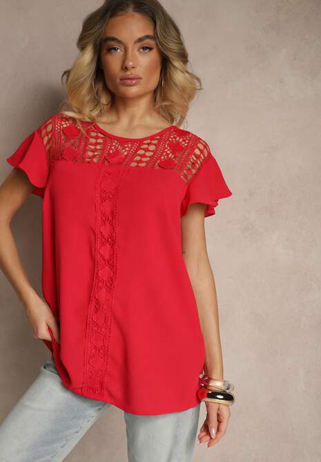 Czerwona Bluzka z Falbankami Wokół Ramion i Ażurową Koronką Przy Dekolcie Dastisa