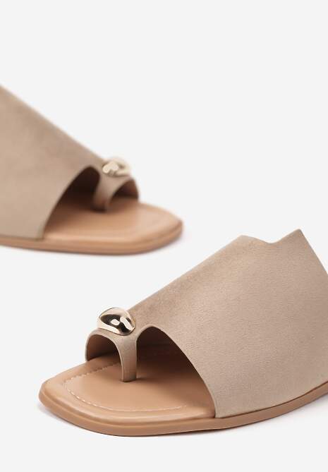 Ciemnobeżowe Klapki Vices w Stylu Japonek Ozdobione Metaliczną Aplikacją Ardellia