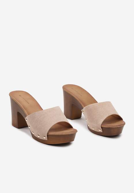Ciemnobeżowe Klapki Typu Drewniaki z Szerokim Paskiem z Nitami i Słupkiem Moallba