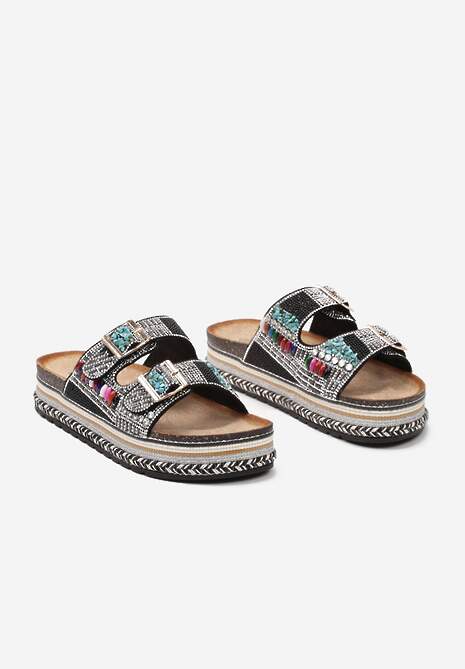 Czarne Klapki w Stylu Boho na Plecionej Platformie Wykończone Sprzączką i Cyrkoniami Antella