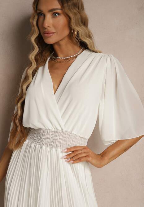 Biały Kombinezon z Kopertowym Dekoltem i Gumką w Pasie Zdobiony Plisami Amadle