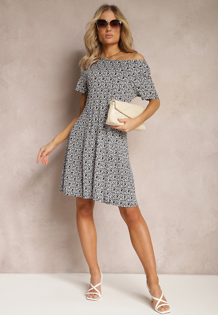 Czarno-Biała Wiskozowa Sukienka o Rozkloszowanym Fasonie z Ornamentalnym Wzorem Jasminas
