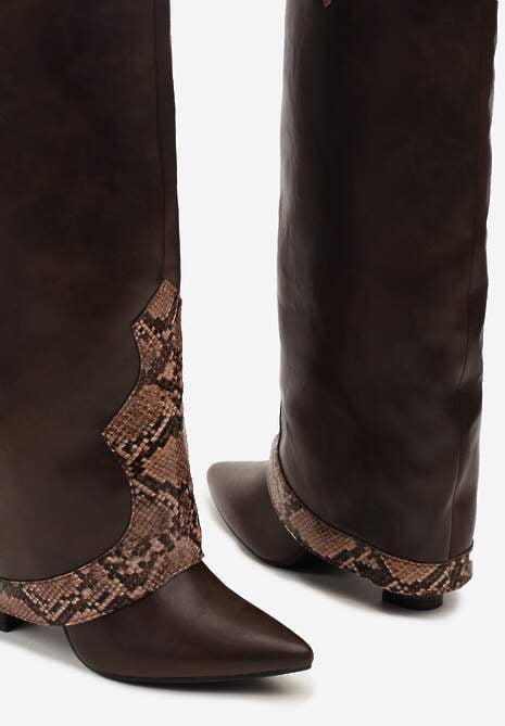 Brązowe Kozaki na Słupku z Cholewką Imitującą Nogawkę z Wężowymi Wstawkami Ferrota