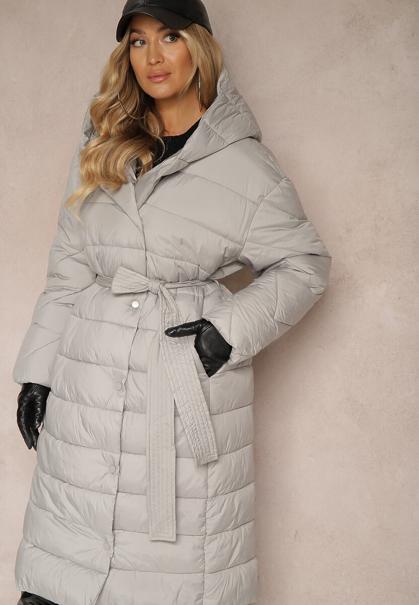 Czarna Kurtka z Pikowanym Przeszyciem i Kapturem Zapinana na Napy i Wiązana w Talii Tiliola