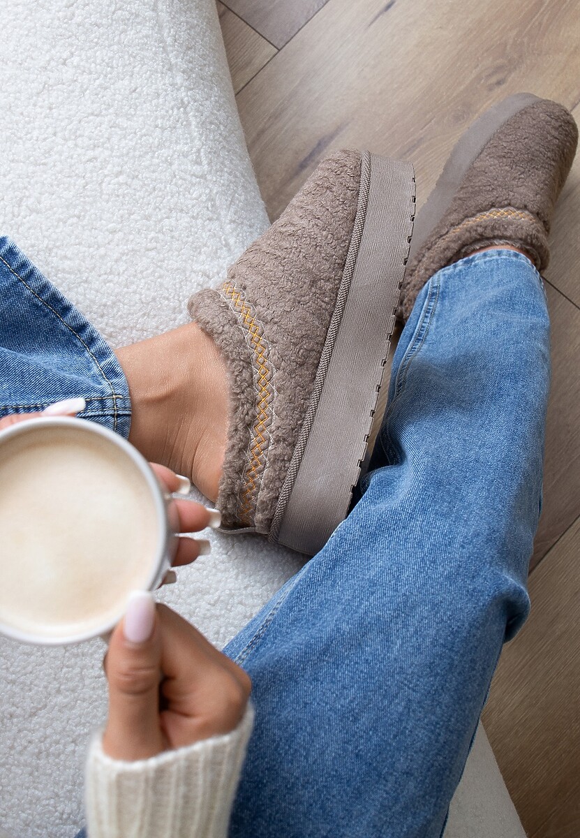 Ciemnobeżowe Kapcie na Platformie z Ozdobną Lamówką Topora