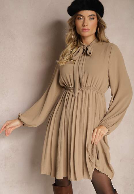 Ciemnobeżowa Plisowana Sukienka o Eleganckim Kroju z Wiązaniem przy Dekolcie i Gumką w Pasie Belorinda