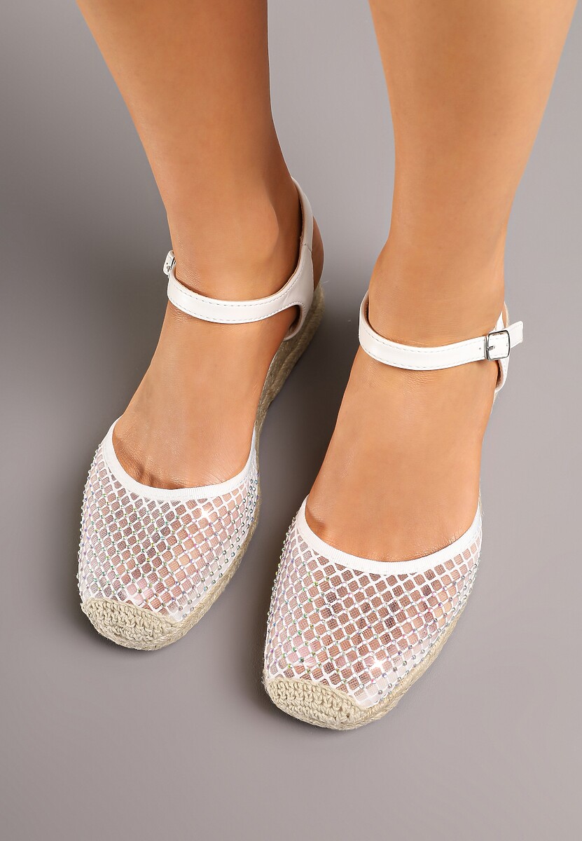 Białe Sandały na Koturnie z Siateczkową Cholewką i Cyrkoniami Nilarena