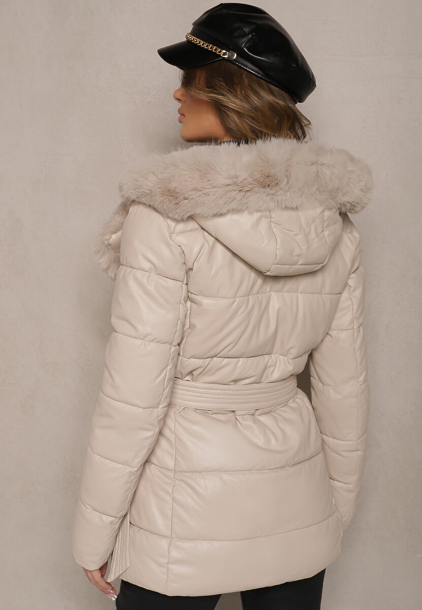 Jasnobeżowa Kurtka Pikowana z Paskiem w Talii i Kapturem Ozdobiona Futerkiem Jeleti