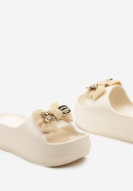Beżowe Klapki z Pianki na Grubej Podeszwie z Aplikacją Metaliczną i Kokardą Ebitha