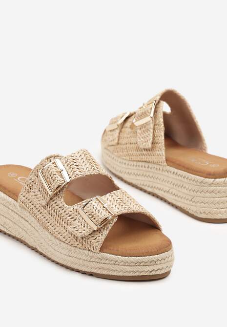 Ciemnobeżowe Klapki na Plecionej Podeszwie Ozdobionej Klamrami Liaritia