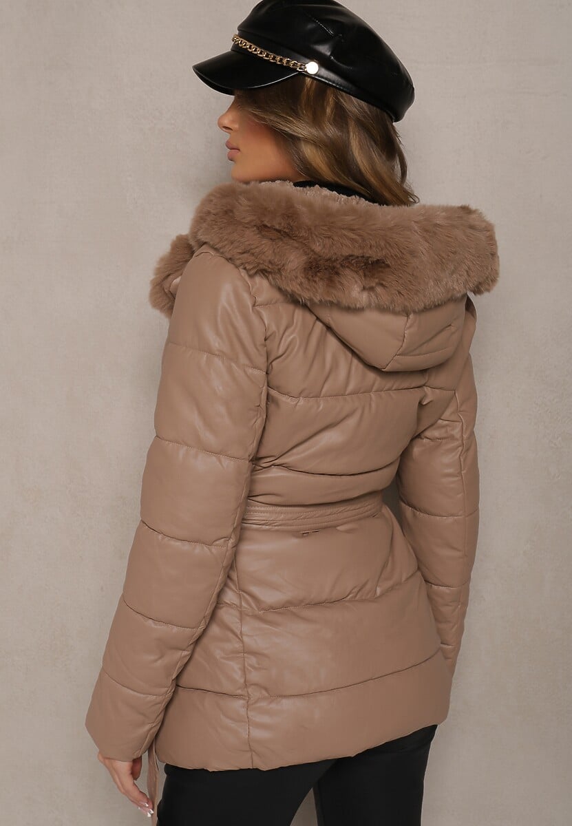 Ciemnobeżowa Kurtka Pikowana z Paskiem w Talii i Kapturem Ozdobiona Futerkiem Jeleti