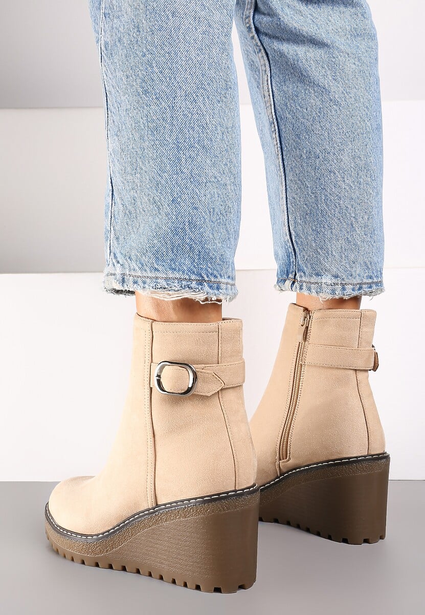 Jasnobeżowe Botki na Koturnie Wykończone Przeszyciami i Ozdobną Klamrą Rilatha