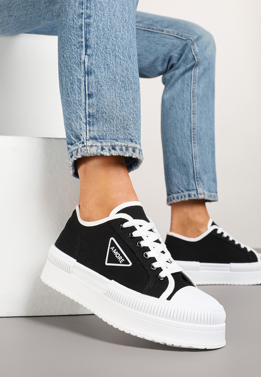 Czarne Trampki na Podwójnej Podeszwie z Ozdobnym Znaczkiem na Cholewce Alivrelia
