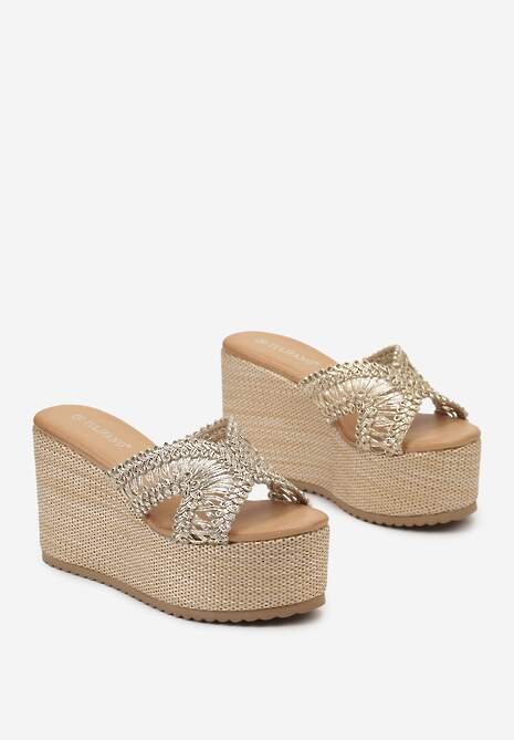 Złote Klapki na Wysokiej Platformie z Plecionki Ozdobione Ażurowym Wykończeniem na Cholewce Ellumia