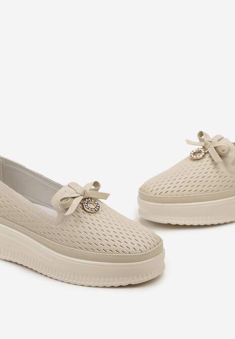 Beżowe Półbuty na Platformie ze Skórzaną Wkładką Ozdobione Perforacją i Zawieszką Rilava
