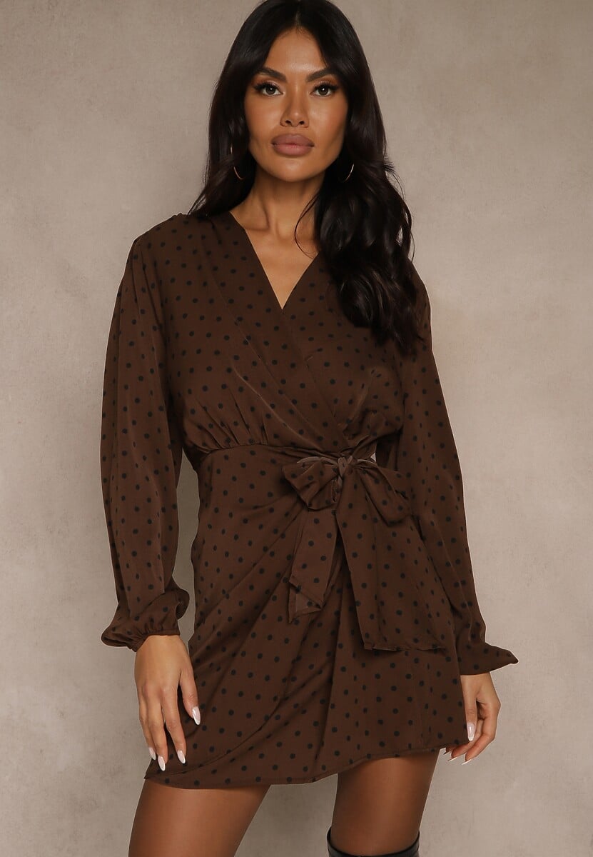 Brązowa Sukienka w Groszki o Kopertowym Kroju z Wiązaniem w Talii Enevia