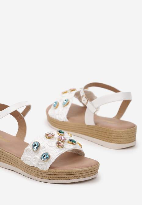 Białe Sandały na Płaskiej Plecionej Podeszwie z Rafii Zapinane na Sprzączkę z Cyrkoniami Vesima