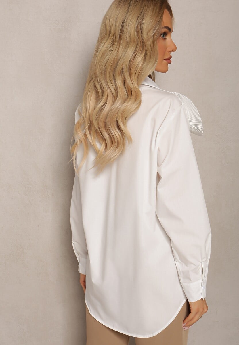 Biała Koszula z Wiązanym Sznurkiem Przy Szyi i Ozdobną Aplikacją z Boku Oldivia