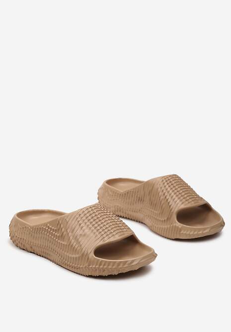 Ciemnobeżowe Klapki z lekkiej Pianki Ozdobione Wypukłym Tłoczeniem Konsia