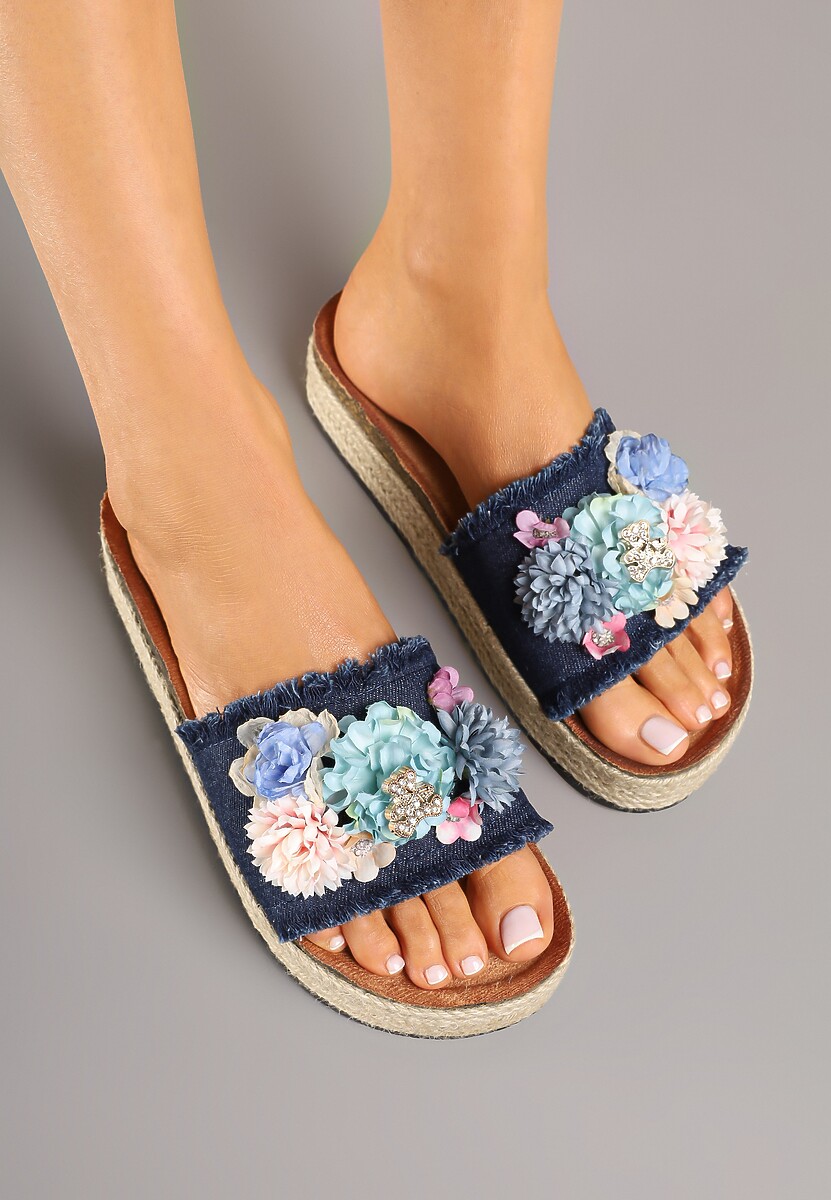 Granatowe Klapki Ozdobione Kwiatami 3D Kinarella