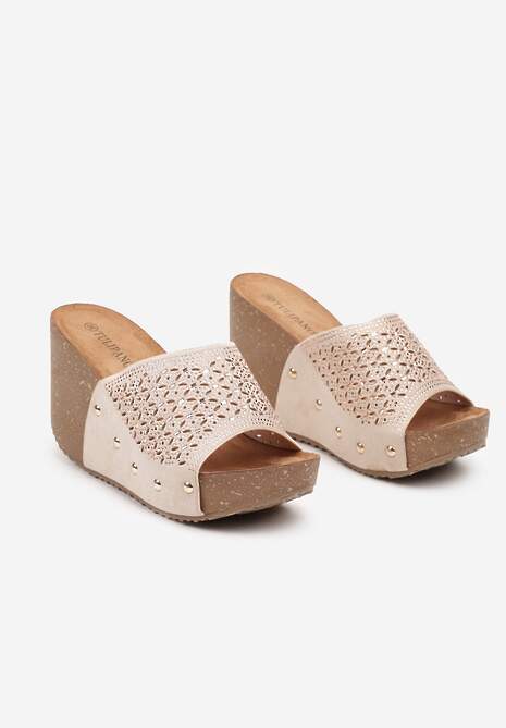 Beżowe Klapki na Koturnie z Nitami i Ażurową Cholewką Risalette