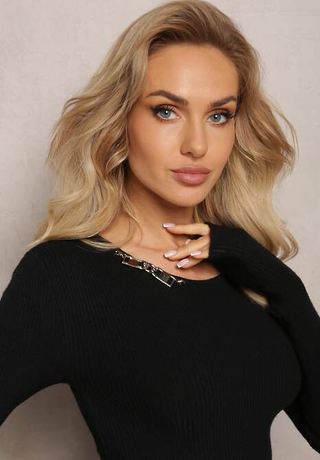 Czarny Klasyczny Sweter z Prążkowanej Dzianiny z Ozdobną Klamerką Idellia