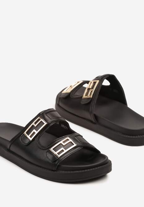 Czarne Klapki Ozdobione Metaliczną Aplikacją Liavianne