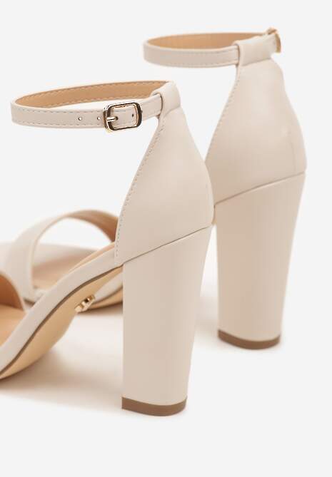 Jasnobeżowe Sandały Vices na Słupku w Klasycznym Stylu Feve