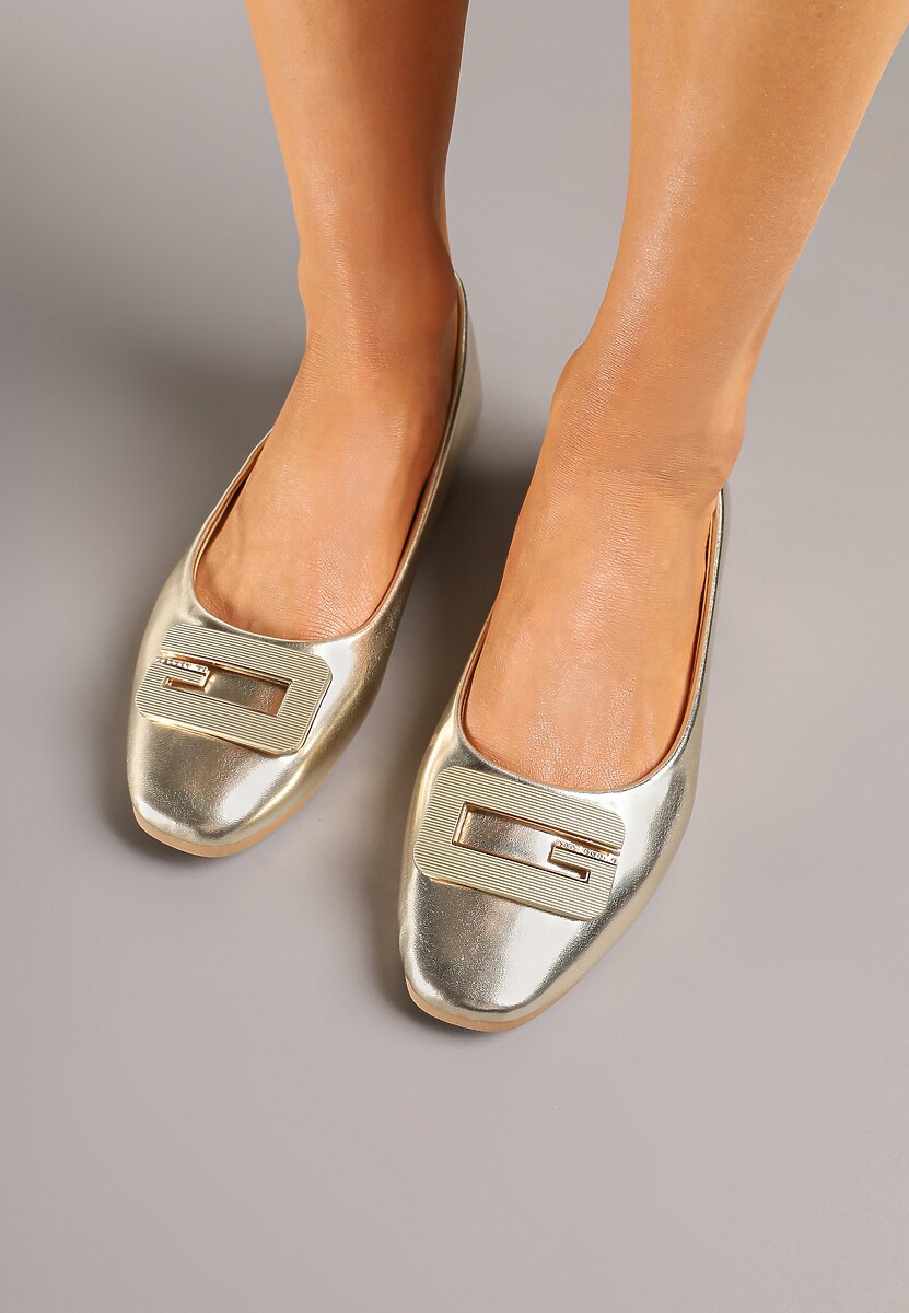 Złote Balerinki Ozdobione Geometryczną Aplikacją Tirenia