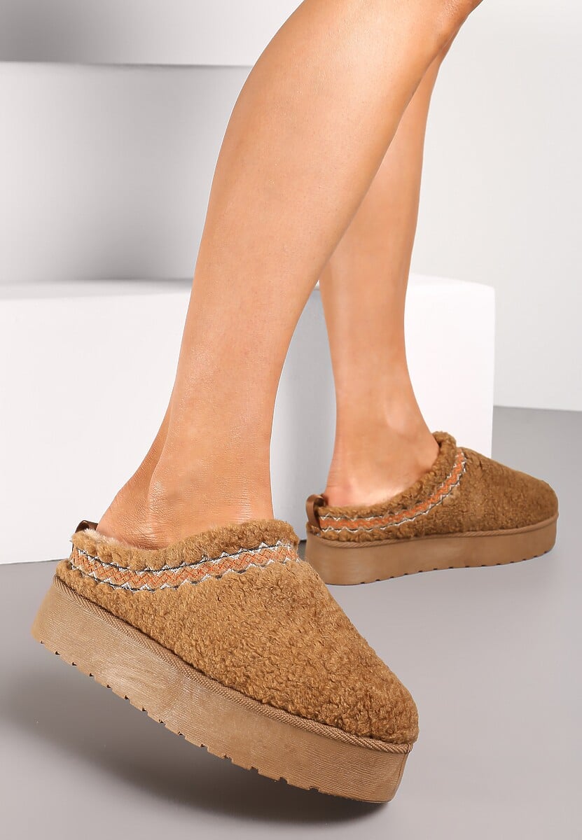 Czarne Kapcie na Platformie z Ozdobną Lamówką Topora