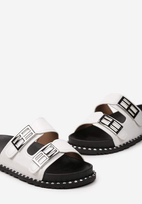 Białe Klapki z Dwiema Klamerkami Ozdobione Nitami Calioppe