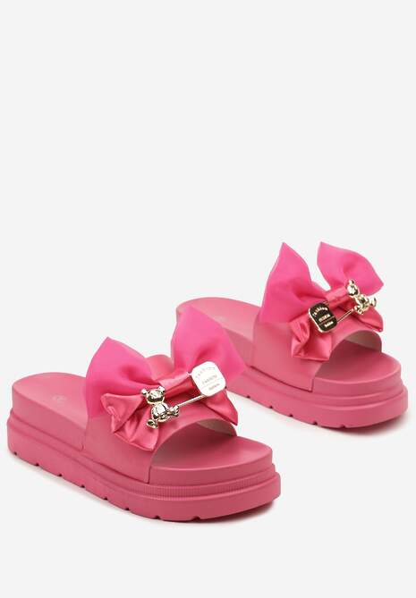Fuksjowe Klapki z Imitacji Skóry na Grubej Podeszwie z Kokardą i Złotą Aplikacją Timabel