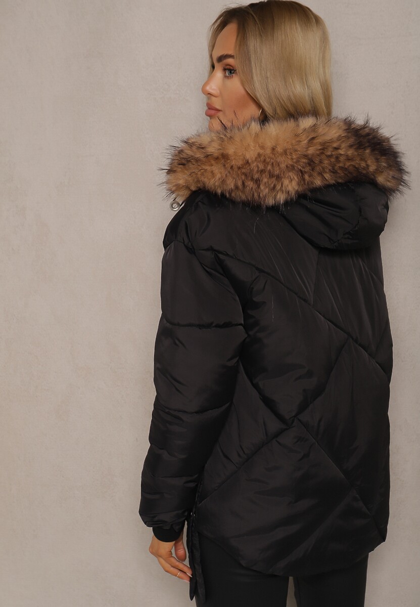 Czarna Kurtka z Pikowanymi Przeszyciami Kapturem i Rozcięciami na Napy Tintovia