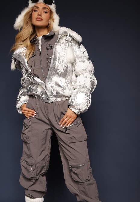 Srebrna Kurtka Pikowana Ozdobiona Futerkiem i Metalicznym Motywem Tatisa