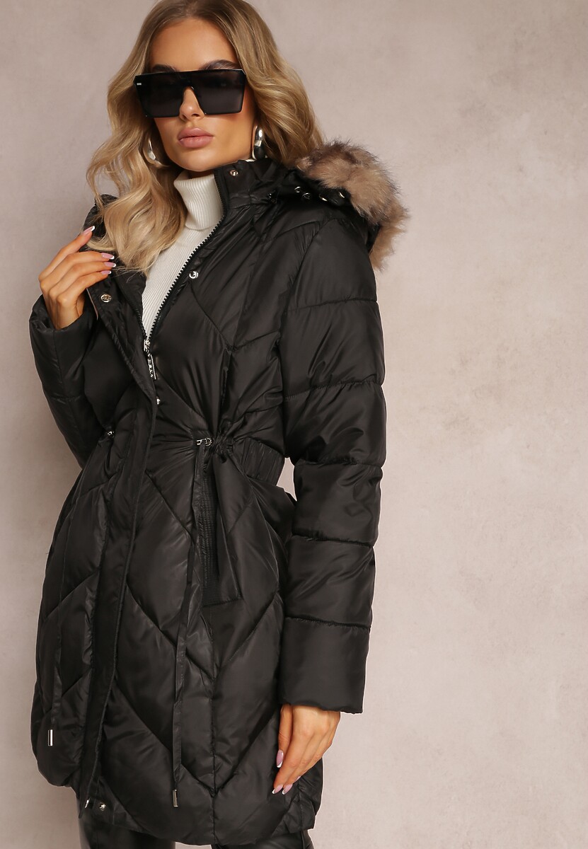 Czarna Długa Pikowana Kurtka w Stylu Parki z Troczkiem w Pasie i Sztucznym Futerkiem Abelasa