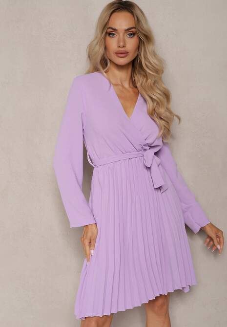 Jasnofioletowa Sukienka Plisowana z Materiałowym Paskiem Jaresa
