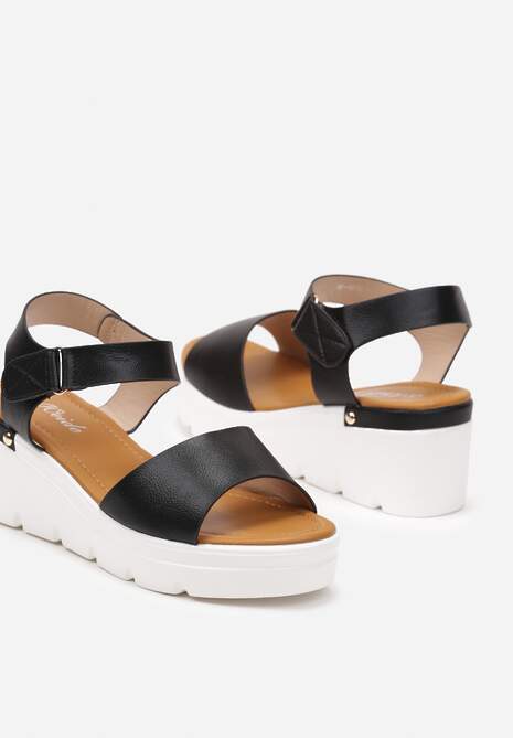 Czarne Sandały na Koturnie z Bieżnikiem i Lekko Metalicznymi Paseczkami Arpiea