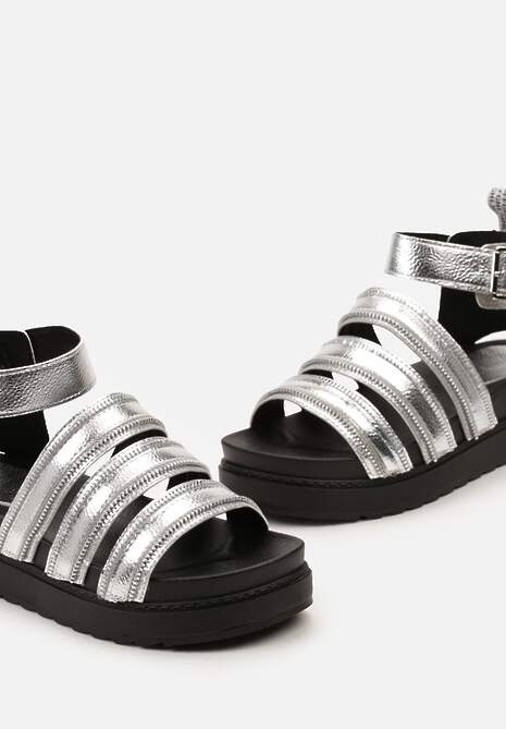 Srebrne Sandały Gladiatorki Ozdobione Suwakami na Paskach Zapinane na Sprzączkę Xerria
