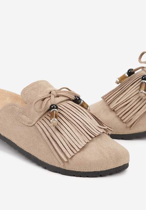 Ciemnobeżowe Boho Klapki Mule z Imitacji Zamszu z Frędzlami i Koralikami Elwedila