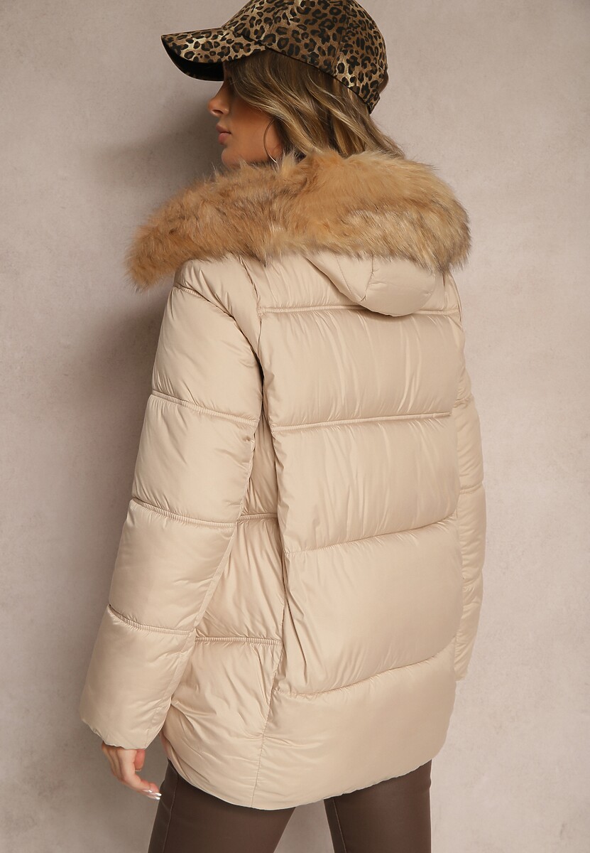 Jasnobeżowa Zimowa Kurtka z Pikowanymi Przeszyciami Kieszeniami i Kapturem z Odpinanym Futrem Ililda