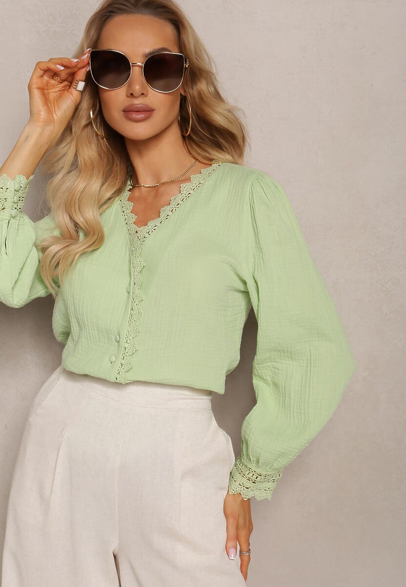Zielona Bawełniana Koszula z Trójkątnym Dekoltem Zapinana na Guziki Ozdobiona Koronką Salmattera