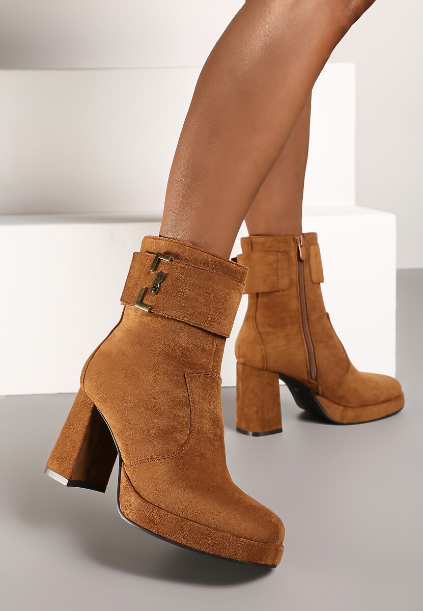 Brązowe Botki na Słupku z Geometryczną Aplikacją i Paskiem Lemiena