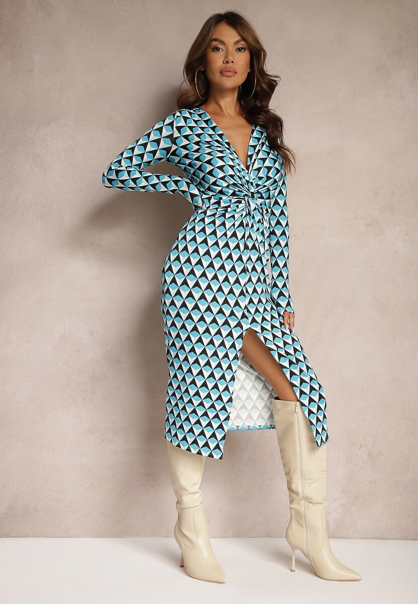 Niebieska Sukienka Dopasowana z Kopertowym Dekoltem i Geometrycznym Wzorem Nohea