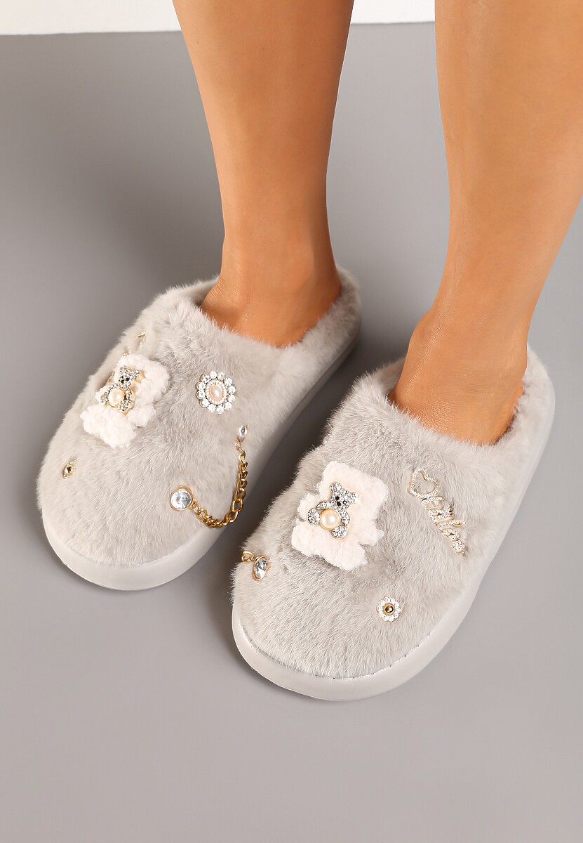 Szare Wsuwane Kapcie z Futerkiem Ozdobione Metalowymi Aplikacjami Reandwenna