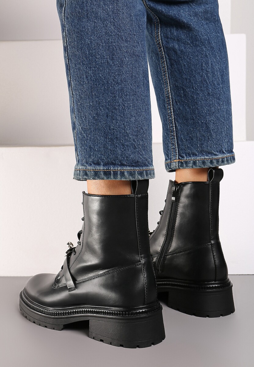 Czarne Botki Workery na Płaskiej Podeszwie z Metalową Ozdobą Teralisa