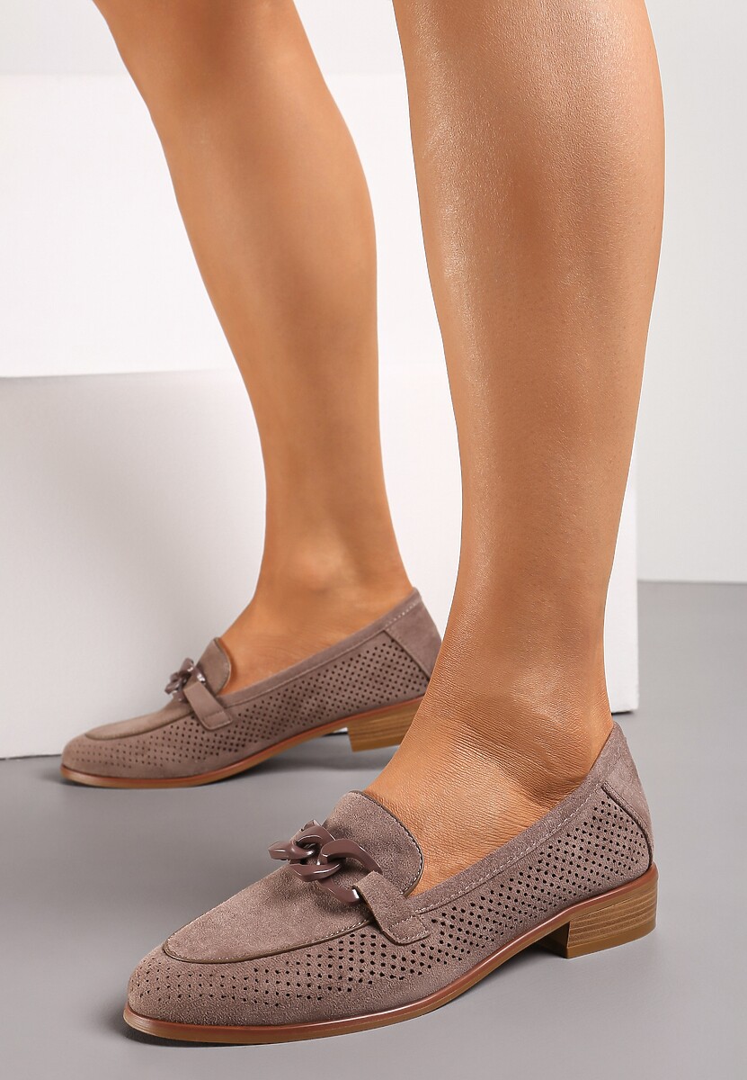 Ciemnobeżowe Mokasyny ze Skórzaną Wkładką Ażurową Cholewką i Łańcuchem Egadde