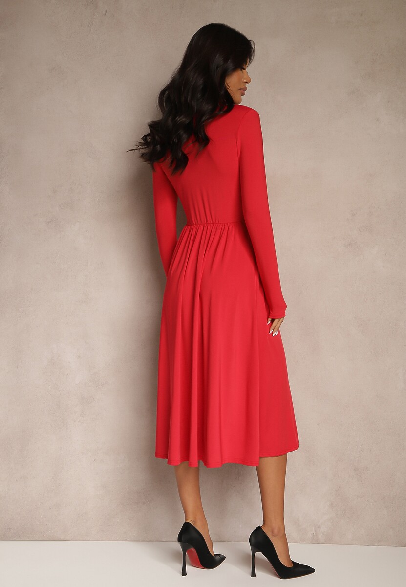 Czerwona Taliowana Sukienka z Usztywnionymi Ramionami Ozdobiona Wycięciem Arfedi