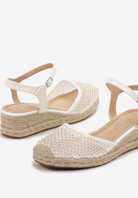 Białe Sandały na Koturnie z Siateczkową Cholewką i Cyrkoniami Nilarena